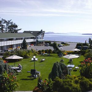 The Cedarwood Inn & Suites